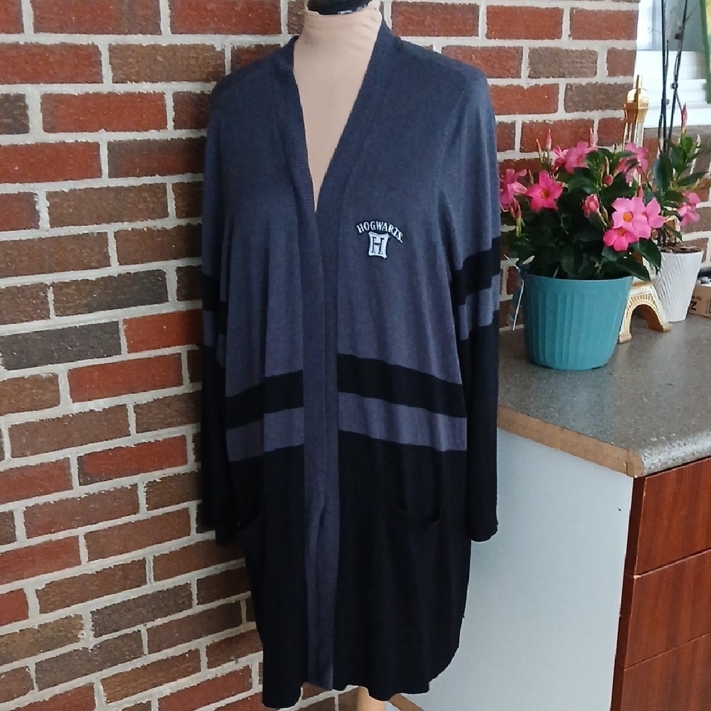 Warner Bros. Gray and Black Hogwarts Shrug XXL - Picture 8 of 10